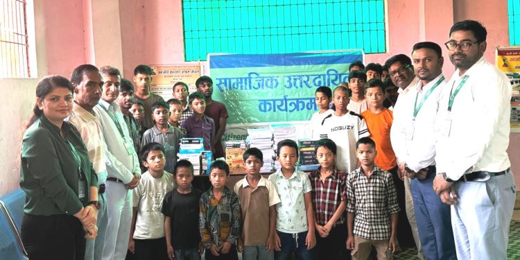 सिटिजन्स बैंकद्वारा जनजाति कल्याण आश्रमका ३२ विद्यार्थीलाई शैक्षिक सामग्री सहयोग