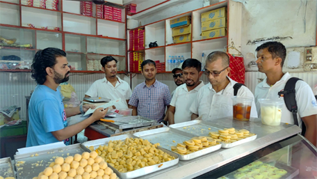 समाचारपछि गहवामाई क्षेत्रका मिठाई पसलमा अनुगमन, २५ केजी लड्डु नष्ट