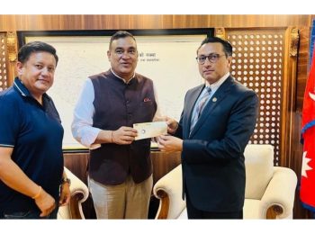 भोटेकोशी बाढीपीडितका लागि जगदम्बा इन्टरप्राइजेजको ५१ लाख सहयोग, निर्देशक रुङ्गटाद्वारा अर्थमन्त्री वाग्लेलाई चेक हस्तान्तरण